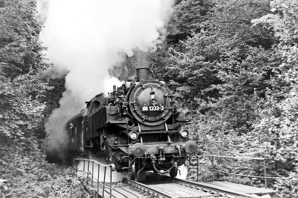 86 1333 mit Sonderzug dampft aus Tunnel 3. 