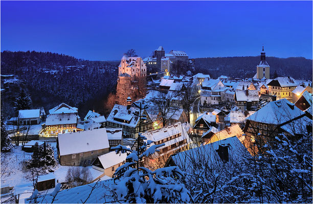 Blaue Stunde an einem wunderschönen Winterabend in Hohnstein
