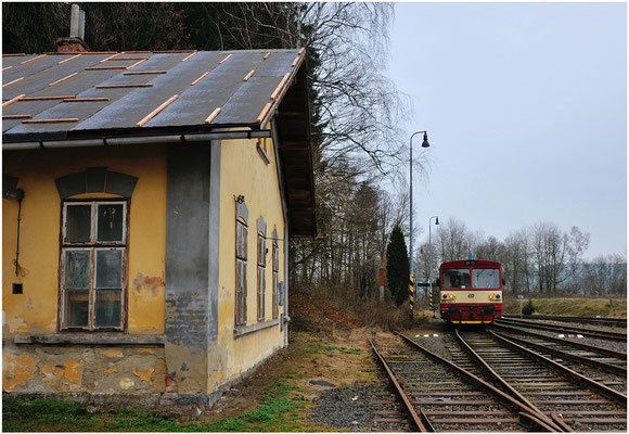 810 165-1 Dolní Poustévna - Rumburk rollt in den Bahnhof von Mikulášovice dolní nádraží. 24.11.2012