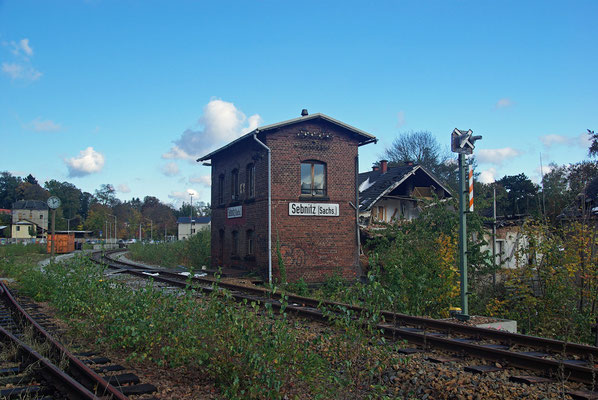 Vor dem Stellwerk 2 sieht man hier das neue Signal, welches den Lokführer künftig über die richtige Stellung der Rückfallweichen informieren wird, 19.10.2009