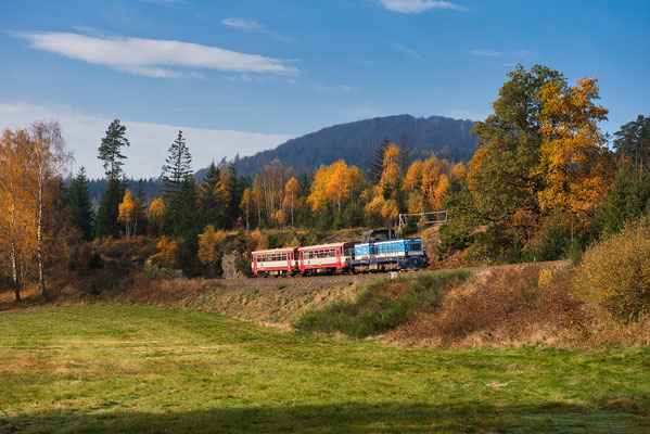 714 202-9 mit dem Deciner Touristenzug Decin - Mikulášovice dolní nádraží bei Dolní Falknov, Oktober 2022.