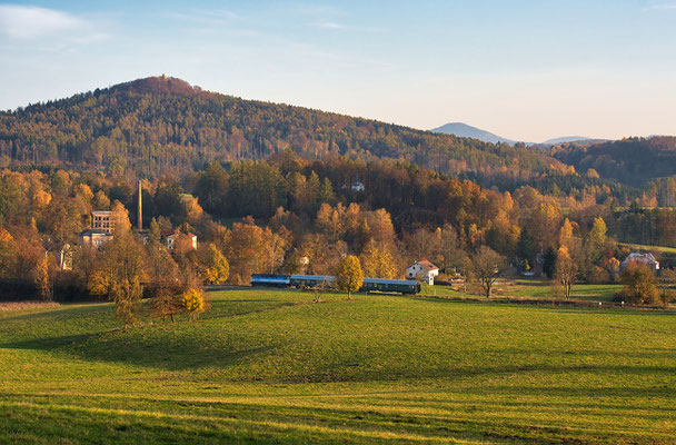 T478 2065 mit dem Lužickohorský rychlík Mikulášovice dolní nádraží - Prag bei Brtníky. Von der Anhöhe der Birkenbaude aus lasse ich diese wunderbar herbstliche Szenerie des letzten Prager Zuges der Saison 2022 auf mich wirken, Oktober 2022.