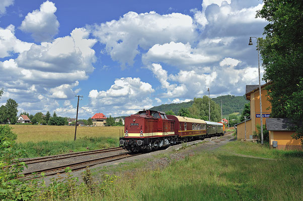 Letztes Bild der Sonderfahrten vom Eröffnungswochenende. 112 331-4 im Bahnhof von Velky Senov. 