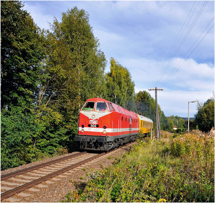MEG U302 mit Messwagen Zittau-Dresden, hier bei Neukirch / Lausitz (West). September 2012.