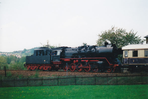 Sonderzug "Rheingold" von Bad Schandau in Richtung Bautzen mit 50 3616 an der Spitze und 50 3648 als Schublok. Hier kurz hinter Neustadt am Langburkersdorfer BÜ in Höhe Café Lehner. 04 oder 05/2000. Foto: Archiv Robert Schleusener