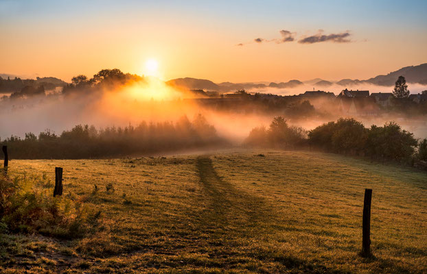 Herbstmorgen am Adamsberg. Über dem verschlafenen Örtchen Altendorf geht die Sonne auf.