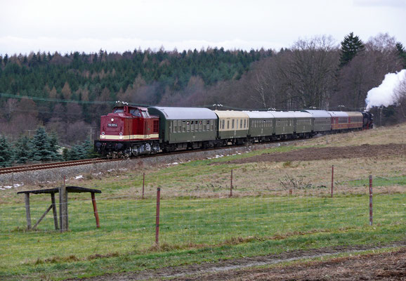 Nikolaussonderfahrt mit den OSEF nach Bad Schandau, 112 331-4 zieht den Zug mit 32 Achsen durch die Steigung bei Krumhermsdorf und 52 8080 schiebt nach, 06.12.2007