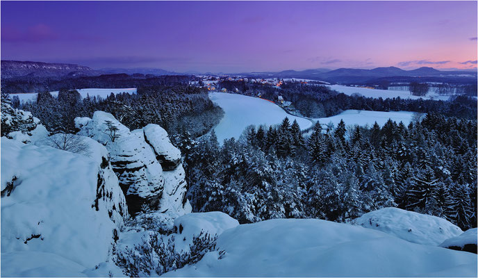 Panoramaaufnahme vom Gamrig zur Blauen Stunde. 