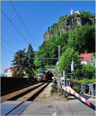 Kurz nach dem Hochwasser im Juni rollten nur noch wenige Fernzüge und der Elbe-Labe-Sprinter von Decin in Richtung Deutschland. So wie hier am 15.06.13 der ELS unterhalb der Schäferwand bei Decin in Richtung Bad Schandau.