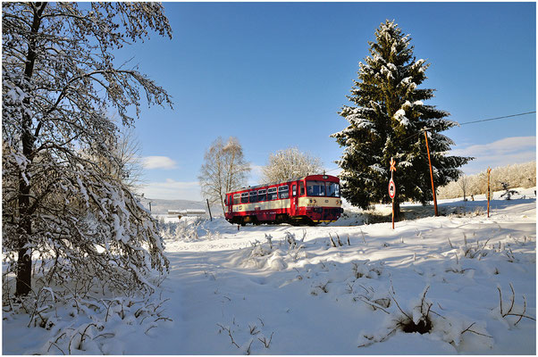 810 183-4 zwischen Horní Poustévna und Vilémov u Šluknova auf dem Weg in Richtung Rumburk. 01.12.2012