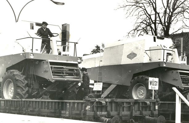 Nur sehr wenige Bilder gibt es vom Abtransport von Landmaschinen aus dem damaligen Fortschrittwerk. Hier sehen wir eine Verladeszene mit Mähdreschern im Werksgelände. Bildrechte: Stadtmuseum Neustadt i. Sachsen