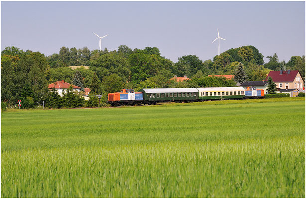 Fast wie auf der Modellbahn. Der Zug hat hier den Haltepunkt Langenwolmsdorf Mitte verlassen und rollt nun weiter Richtung Stolpen. 04.06.11, 16:21 Uhr
