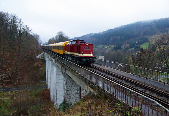 Auf der zweiten Fahrt bis nach Bad Schandau fährt 112 331 hier über den Viadukt bei Amtshainersdorf ( auch Umspannwerk-Viadukt genannt ) kurz hinter Sebnitz, 06.12.09