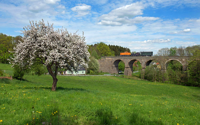 Überführung von 310 0134 von Turnov nach Löbau mit 105 015. Hier auf dem Höllengrundviadukt in Großschweidnitz, 08.05.15.