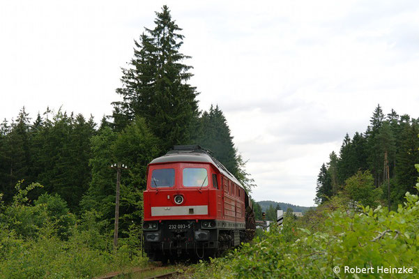 232 093-5 mit dem Leerzug nach Oberottendorf im Wald hinter dem Bahnhof Neukirch-West. Text & Foto: Robert Heinzke, 15.07.11