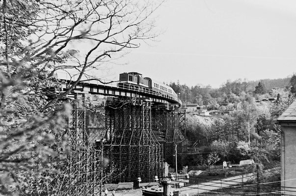 Personenzug nach Neustadt auf der Behelfsbrücke. 