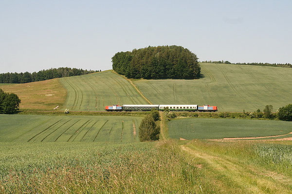 Auf den Feldern zwischen Neustadt und dem BÜ Langenwolmsdorf wurde die Fuhre hier vom Fotografen erwischt. 03.06.11. Foto: André Beck