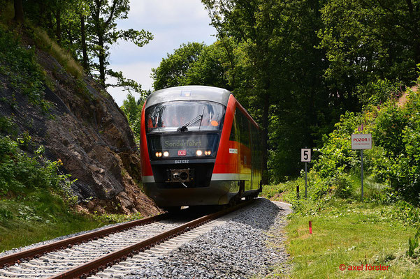 Der erste Zug nach der Wiedererrichtung des Gleisstückes zwischen beiden Bahnhöfen überquert um 13:39 die Staatsgrenze nach Tschechien. Mit dem 642 032 als Rbz 95981 wurde die Strecke intern in Betrieb genommen. 17.06.2014. Foto: Axel Förster