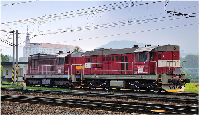 742 260-3 machte mit ihren weißen Radreifen einen sehr gepflegten Eindruck als sie am noch nebligen Morgen des 06.Juli 2013 zusammen mit ihrer Schwestermaschine 742 529-1 in Decin auf neue Aufgaben wartete.