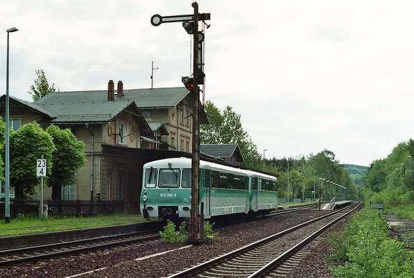 Der Triebwagen in Neukirch / Lausitz (West) nach Bautzen. 14.05.2005, Foto: Thomas Weber