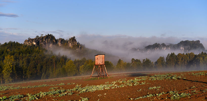 Langsam gewinnt die Sonne gegen einen nebligen Morgen, der Gamrig und das Basteigebiet zeigen sich zaghaft. 