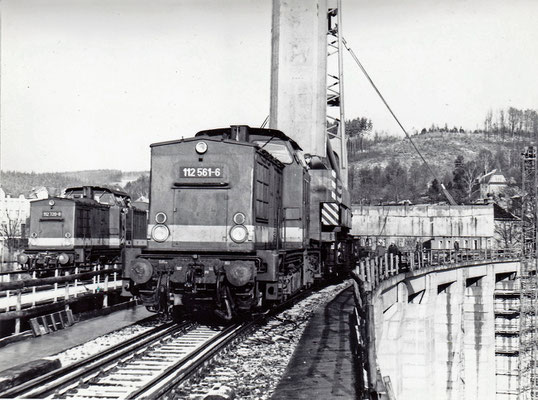 Aus nächster Nähe sah das ganze so aus. 112 561-6 am Eisenbahndrehkran, links auf der Behelfsbrücke 112 720-8 mit einem Personenzug nach Bad Schandau. Foto: Archiv Sven Kasperzek.