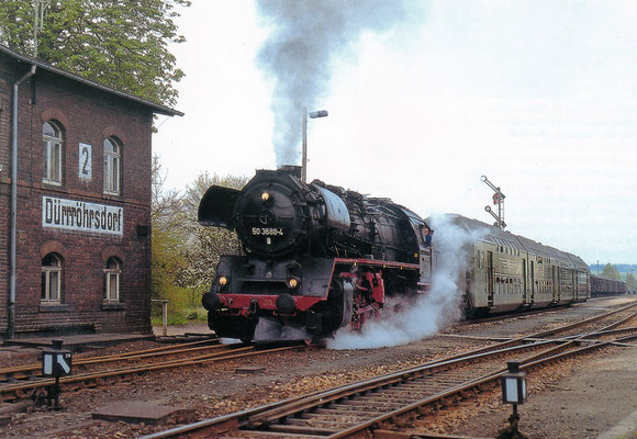 50 3688 mit Doppelstockwagenzug hat Ausfahrt in Dürrröhrsdorf nach Pirna.