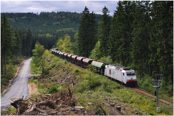 285 105-3 der ITL aus dem Steinbruch Oberottendorf auf dem Weg nach Neukirch. Vor einem Jahr noch war dieses Motiv undenkbar, hier war früher tiefster Wald. 12.08.2011