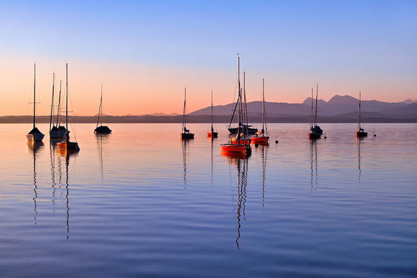 Harmonie der Farben. Die kleinen Boote bei Gollenshausen am Chiemsee gaben eine herrliche Szenerie.