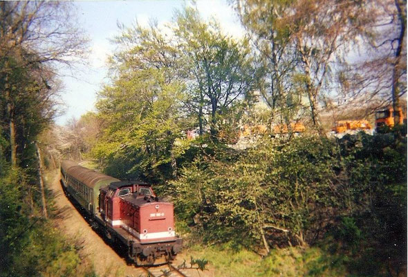 Am Steinbruch in Oberottendorf ( damals Sutter, heute Eurovia ) gelang diese Aufnahme von der Überführung auf die Regionalbahn von Bautzen nach Neustadt. 1999, Foto: Pierre Güttler