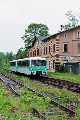 Am Bahnhof Oberottendorf wurde der Triebwagen auf seiner Rückfahrt nach Neustadt erneut abgelichtet. 14.05.2005, Foto: Thomas Weber