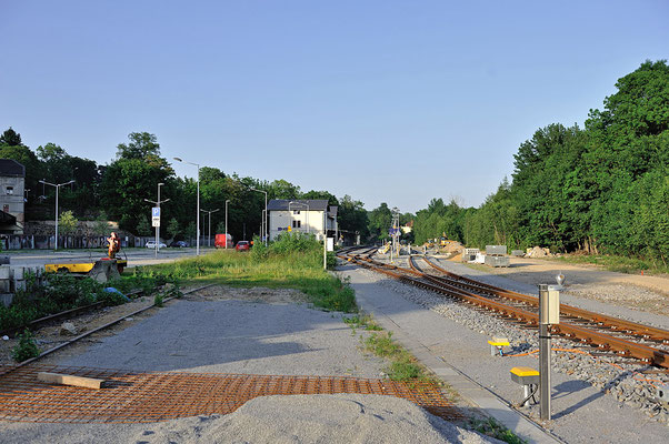 Blick in das Bahnhofsgelände von Sebnitz. Deutlich hat er sein Bild nun geändert, bis auf das Empfangsgebäude, Wasserkran und Stellwerke ist kaum noch etwas wie zuvor. 10.06.2014