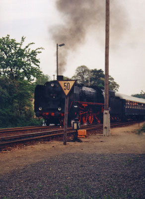 Ein wohl nie wiederkehrendes Ereignis - die heute schon längst kalt gestellte BR 03 001 mit ihrem Zug von Bautzen nach Pirna bei der Ausfahrt in Neustadt ( 1994 )