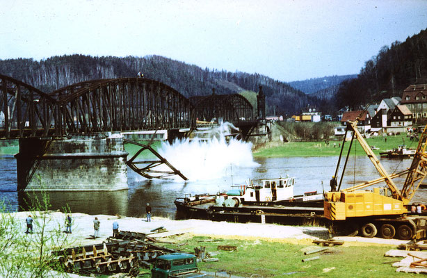 Abriss der Carolabrücke (ehemalige Fahrspur der Straße) in Bad Schandau, Mai 1986. Foto: Archiv Axel Förster