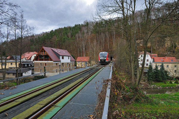 Heute wurde der Zugverkehr zwischen Sebnitz & Bad Schandau wieder aufgenommen. RB 17122 kommt hier aus dem Tunnel 1 bei Rathmannsdorf und wird in wenigen Minuten Bad Schandau erreichen. 13.11.10