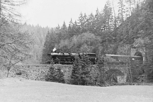 Eine Reko 52 im Planeinsatz an dem Personenzug nach Bautzen bei Tunnel 3. 