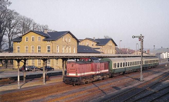 202 389 mit dem P7487 von Bautzen endete hier an einem Winterabend 1994 im Bahnhof Neustadt, Sachsen. Fotograf: Andreas W. Petrak