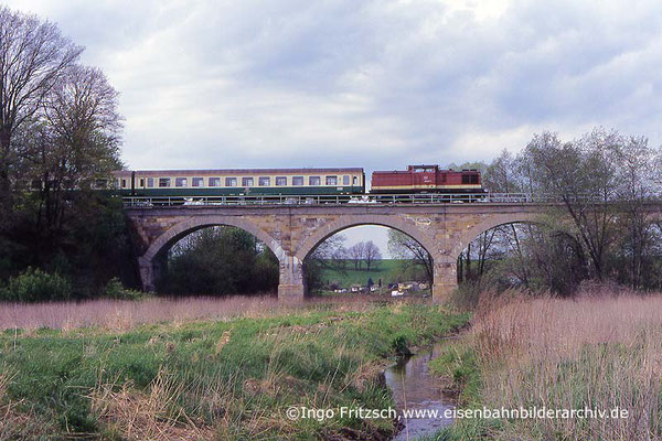 Ein seltenes Dokument. Nicht viele Fotografen verschlug es damals an das Viadukt über den Lohebach bei Berthelsdorf, zu reizvoll war wohl das Viadukt wenige km weiter bei Oberottendorf. 202... Bautzen-Bad Schandau. 05.05.1999 Foto: Ingo Fritzsch