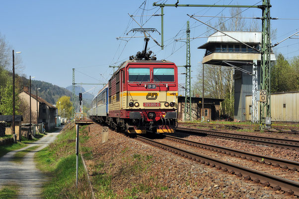 Erneut der Elbe-Labe-Sprinter mit 371 005 in Bad Schandau (Ost), April 2010.