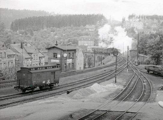 Eine BR 86 von Bad Schandau kommend in Richtung Neustadt auf dem Sebnitzer Stadtviadukt. Sehr interessant auch der Bahnpostwagen. 