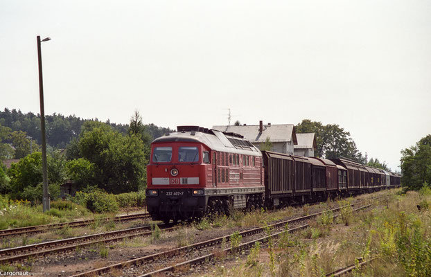 ... dies bescherte der  Strecke Arnsdorf-Pirna für ein Wochenende regen Güter- und Fernverkehr. 232 407 mit Gz in Richtung Arnsdorf. 05.08.03 Foto: Archiv Kay Baldauf. 