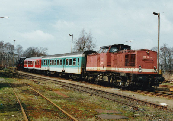 Diese etwas seltsam anmutende Zugzusammenstellung mit 202 586-4, zwei Halberstädter Mitteleinstiegswagen und 52 8154-8 am Zugschluss konnte im März 2000 in Neustadt/Sa. beobachtet werden. Foto: Sven Kasperzek