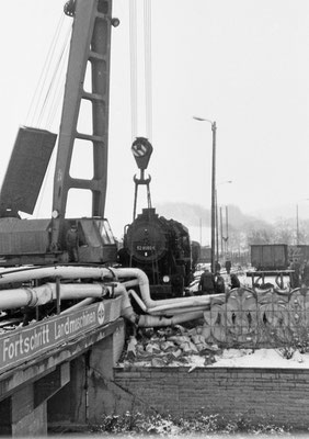 Bergung der verunglückten 52 8059 mit Hilfe eines Eisenbahndrehkrans (EDK). 