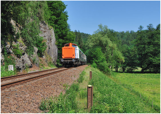 Unterhalb des Goßdorfer Raubschlosses zwischen Mittelndorf und Kohlmühle befördert 212 270-3 den Zug in Richtung Bad Schandau, 03.06.11, 16:34 Uhr