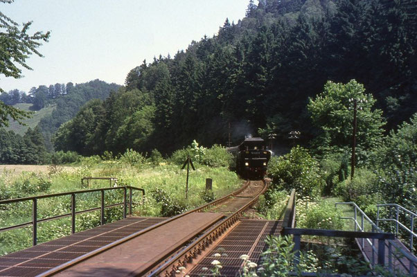 Bei Kohlmühle rollte 52 8200 mit einem Personenzug Tender voran in den Bahnhof, Foto: Andreas Matschke