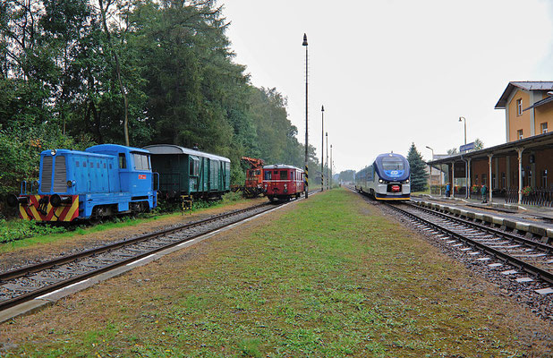 In Ceska Kamenice rollt ein der Os 2608 mit 844 029-9. Links M131 1302 und T 211 0533 der Museumsbahn.