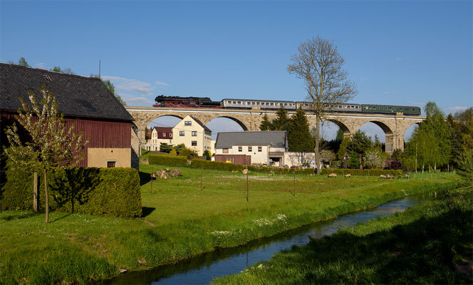 Rückfahrt von 52 8131 von Löbau nach Dresden, hier auf dem Viadukt bei Putzkau. 08.05.16