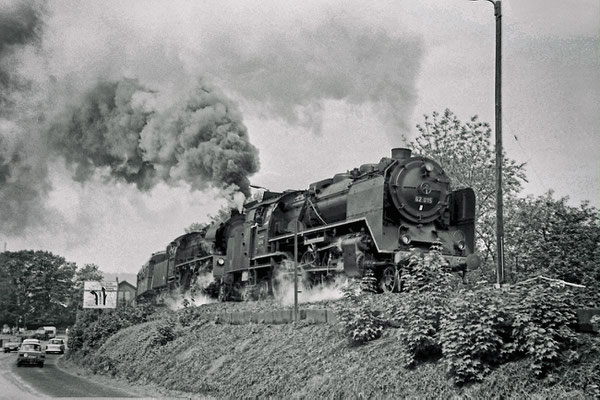 62 015 zusammen mit 35 ....? nehmen Schwung aus dem Bahnhof Pirna durch den engen Bogen auf die Pirnaer Elbbrücke.