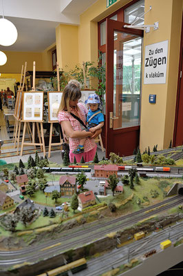 Auch im Bahnhof Sebnitz gab es Ausstellungen zum Thema Bahn, sowie den Verkauf der Sonderbriefmarken zum Lückenschluss und kulinarische Verköstigung.