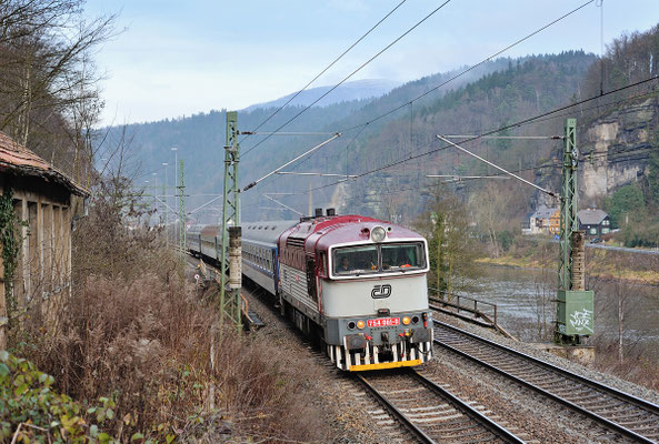 Letzter Lokbespannter Elbe-Labe-Express im Elbtal. Kurz vor der Grenze zu Tschechien ist 754 061 hier bei Schöna nach Decin unterwegs, Dezember 2013.